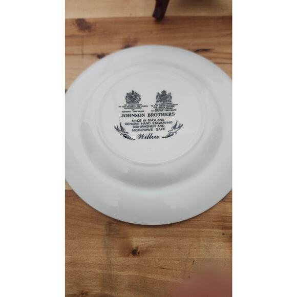 Pair of Johnson Bros Blue Willow 6 1/16 inch bread and butter plates - Picture 2 of 2